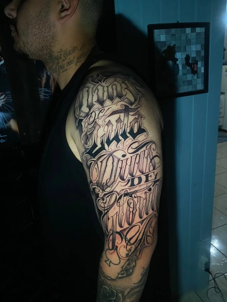 Tattoo lettering no braço