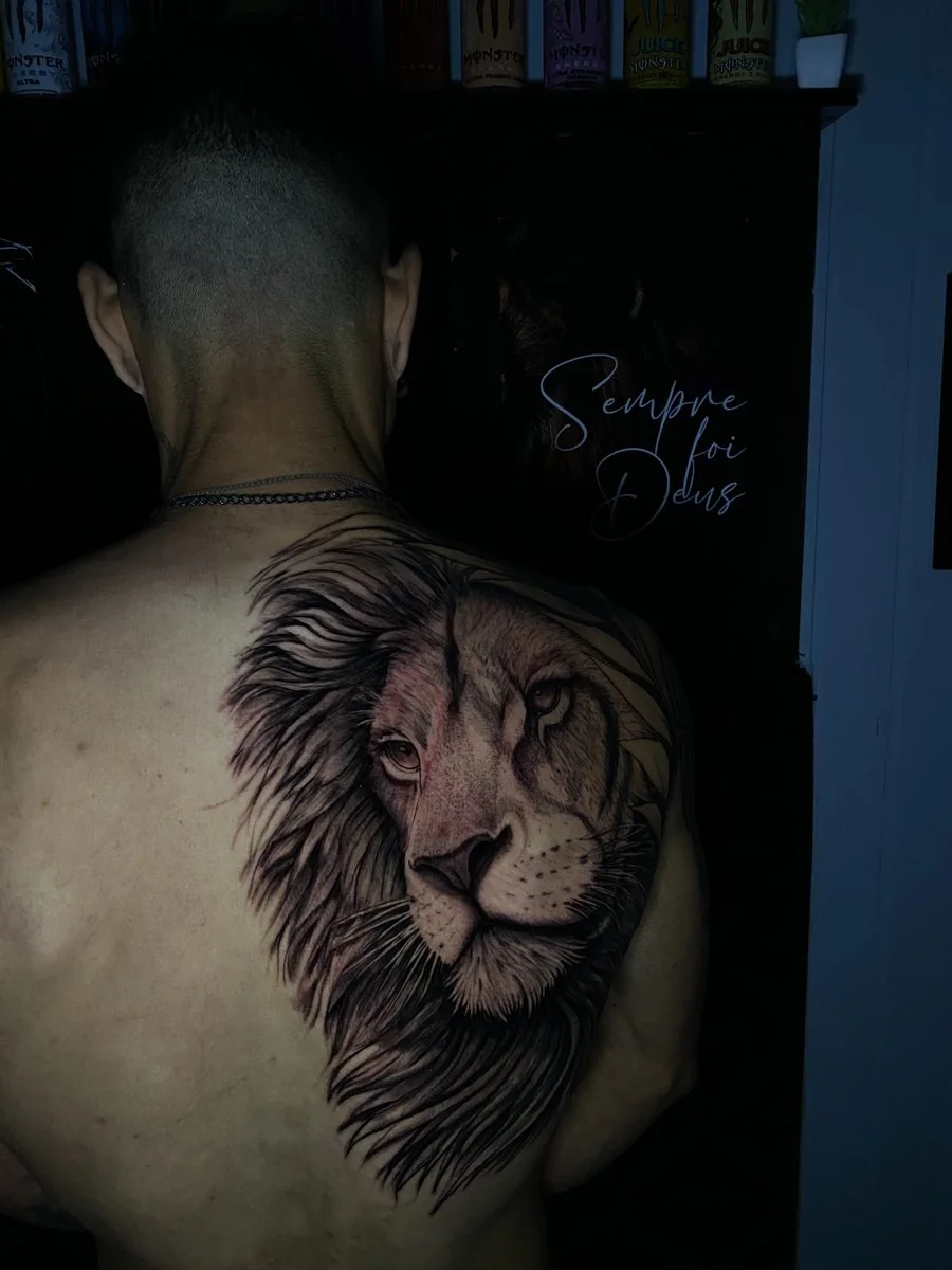 Tattoo leão nas costas