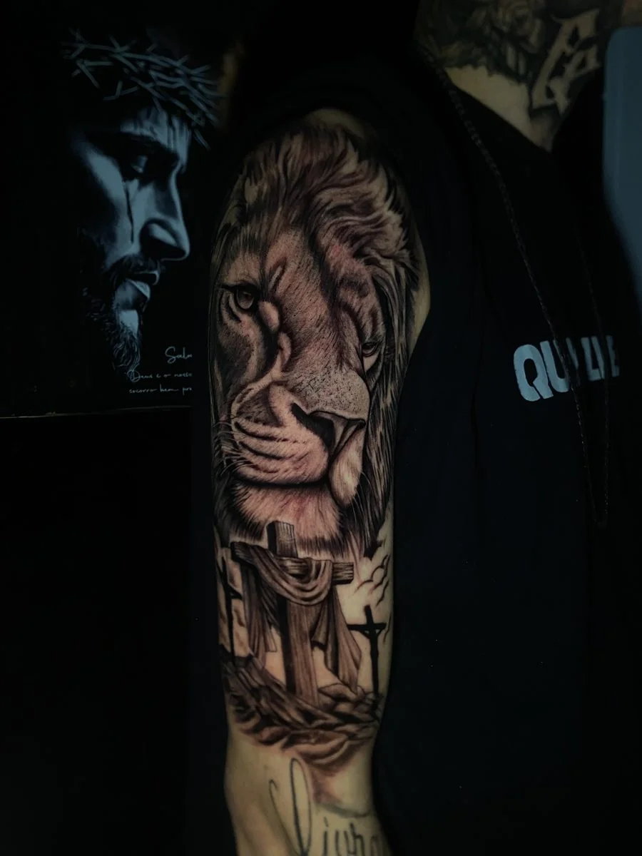 Tattoo leão no braço